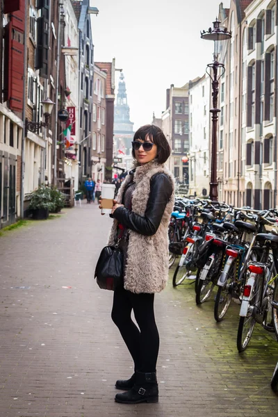 Woman on city street — Stock Photo, Image