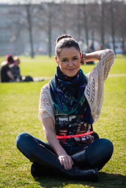 çimlerde oturan kız