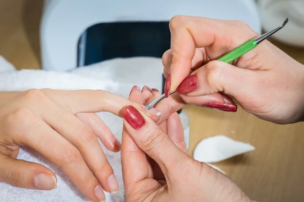 Cleaning the cuticles — Stock Photo, Image