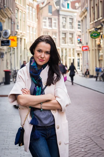 Fille dans une rue de la ville — Photo