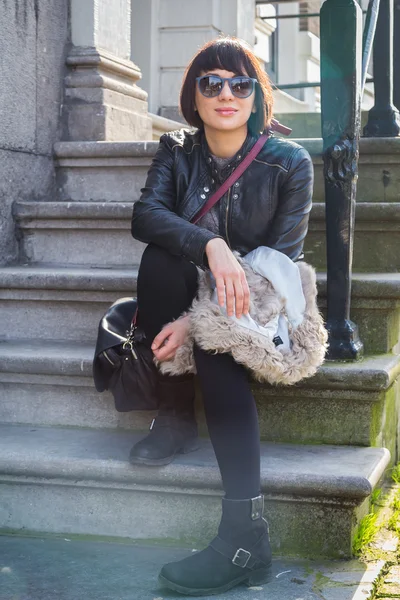 Woman on city street — Stock Photo, Image