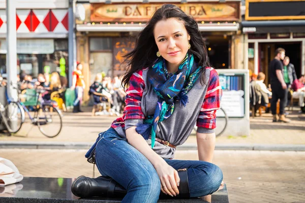 Beautiful girl in city — Stock Photo, Image