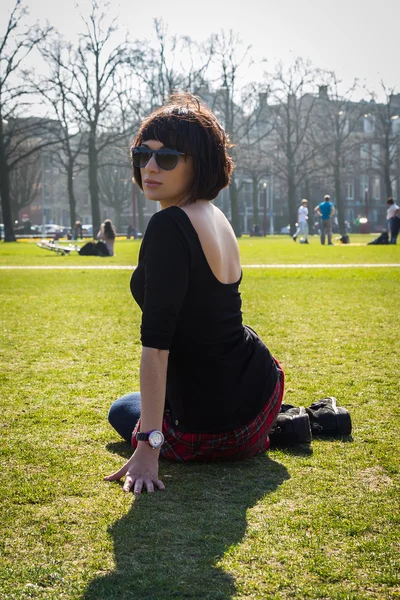 Girl posing on street — Stock Photo, Image