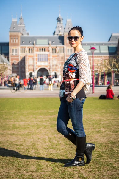 Chica joven posando en el parque — Foto de Stock