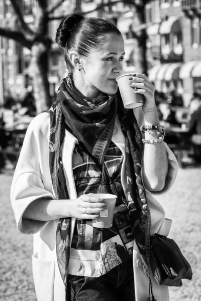 Dívka s kávou — Stock fotografie