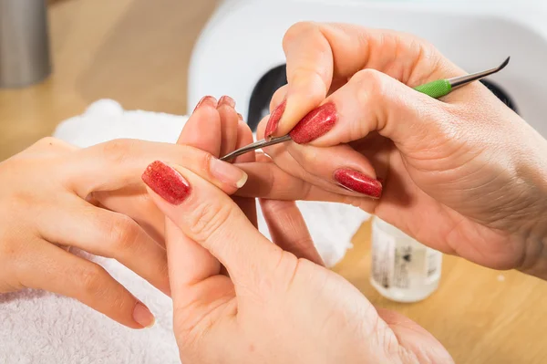 Cleaning the cuticles — Stock Photo, Image