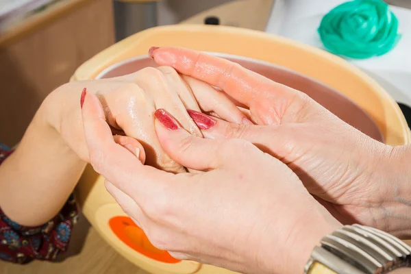 Mulher recebendo uma massagem na mão — Fotografia de Stock