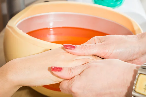 Mulher recebendo uma massagem na mão — Fotografia de Stock