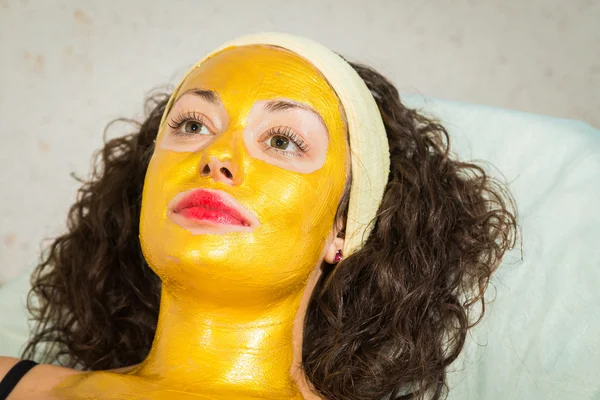 Gouden gezichtsmasker — Stockfoto