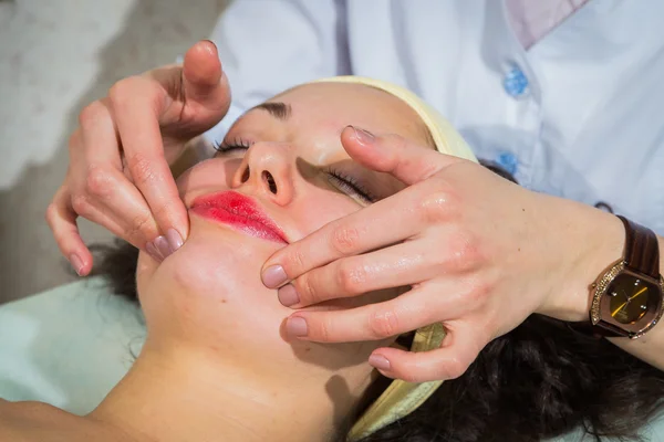 Femme faisant des procédures cosmétiques — Photo
