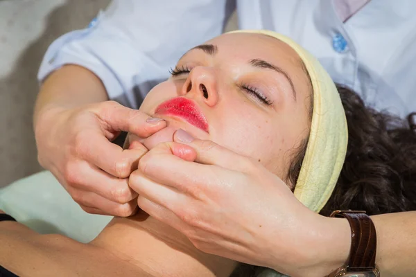 Frau macht kosmetische Eingriffe — Stockfoto