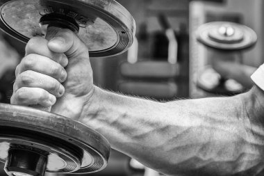 Halter alıştırmalar yapan erkek