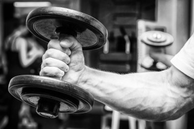 Halter alıştırmalar yapan erkek