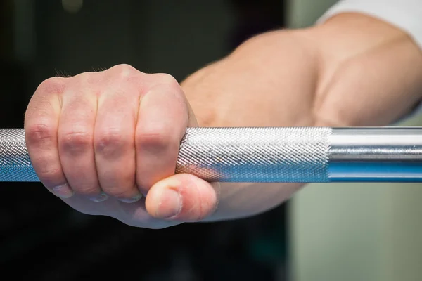 Hand holding barbell — Stock Photo, Image