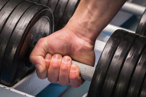 Homem fazendo exercícios com halteres — Fotografia de Stock