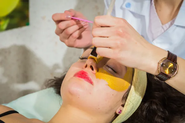 Gold facial mask — Stock Photo, Image