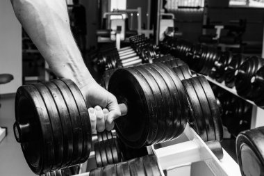 Halter alıştırmalar yapan erkek