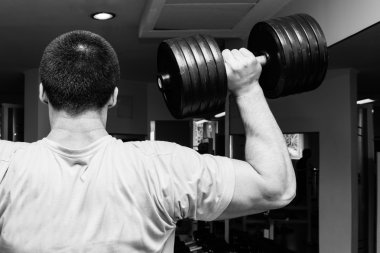 adam asılı bir çekme--dan ilâ bar.