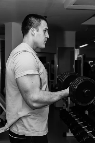 Hombre haciendo ejercicio con pesas —  Fotos de Stock