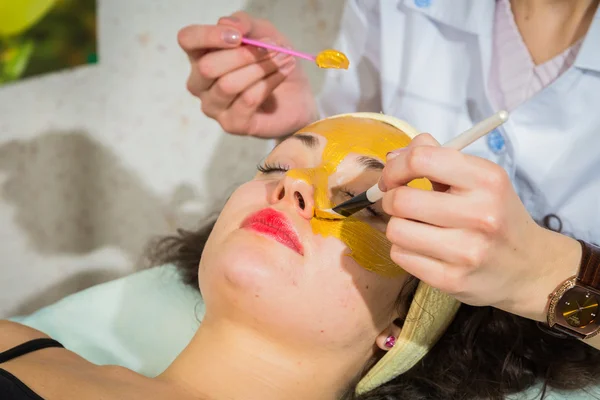 Gold facial mask — Stock Photo, Image