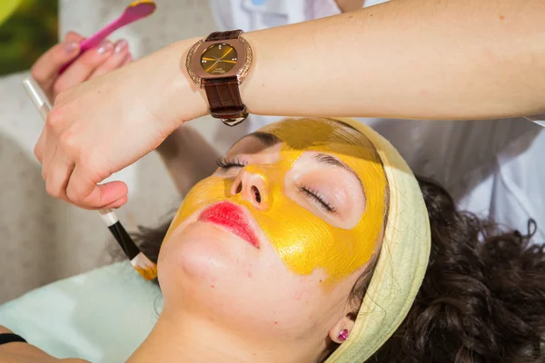 Gouden gezichtsmasker — Stockfoto