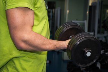 Halter alıştırmalar yapan erkek