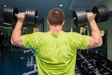 Halter alıştırmalar yapan erkek