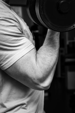 spor salonunda halter alıştırmalar yapan erkek