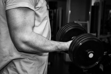 spor salonunda halter alıştırmalar yapan erkek