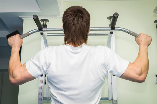 Man opknoping van een pull up bar. — Stockfoto