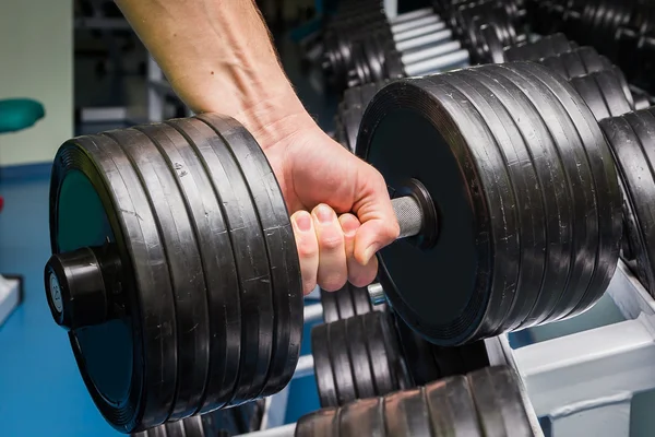 Spor salonunda halter alıştırmalar yapan erkek. — Stok fotoğraf