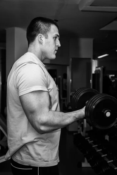 Hombre haciendo ejercicio con pesas —  Fotos de Stock