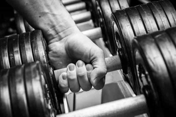 Homme faisant des exercices avec haltère dans la salle de gym — Photo