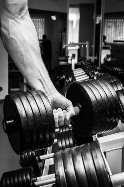 Uomo che fa esercizi con manubri in palestra — Foto Stock