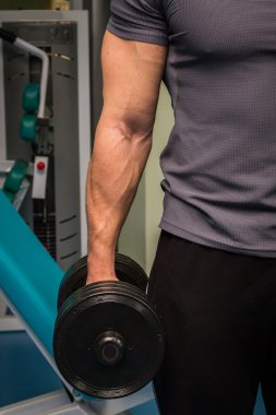 adam dumbbells ile bir spor salonu