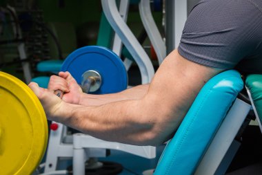 adam dumbbells ile bir spor salonu