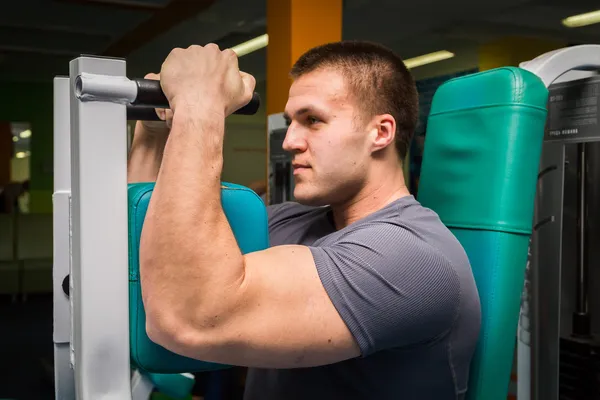 Man in de sportschool — Stockfoto