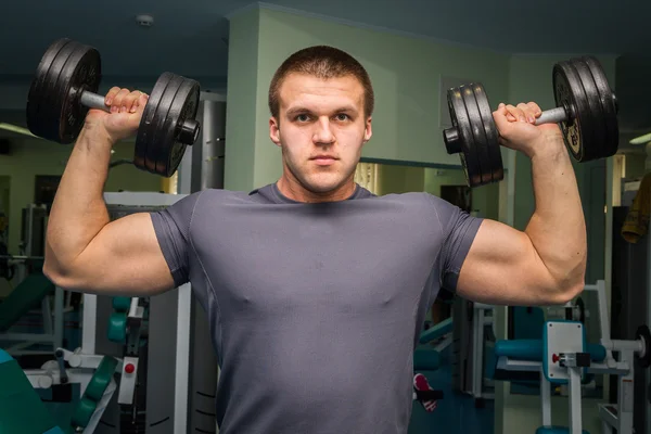 Hombre haciendo ejercicio con pesas — Foto de Stock