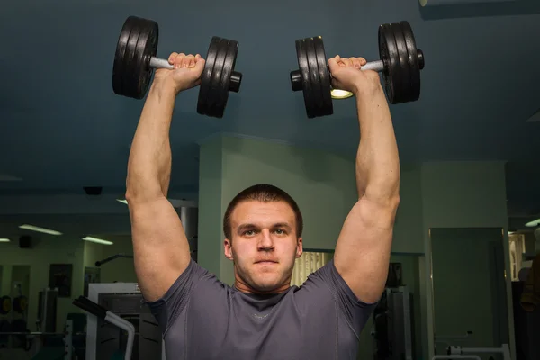 ダンベルと一緒に運動する男 — ストック写真