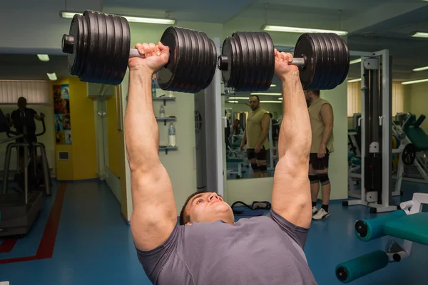 Homem exercitando com halteres — Fotografia de Stock