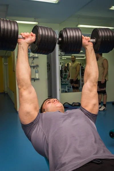 Man tränar med hantlar — Stockfoto