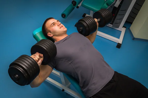 Hombre haciendo ejercicio con pesas —  Fotos de Stock