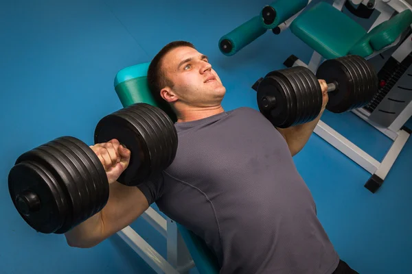 Hombre haciendo ejercicio con pesas — Foto de Stock