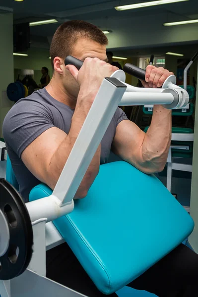 Man training in de sportschool — Stockfoto