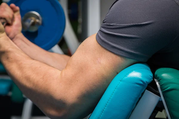 Uomo in palestra con manubri — Foto Stock