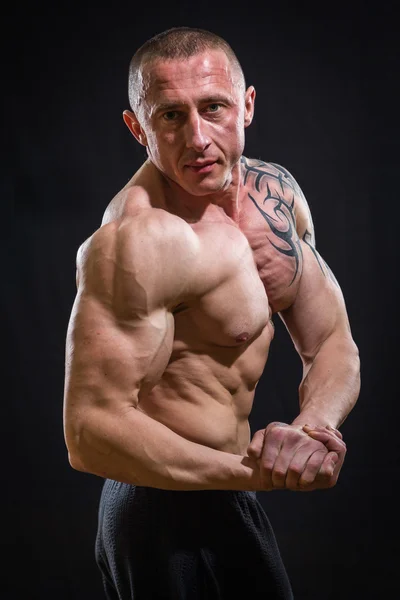 Homem musculoso com tatuagens — Fotografia de Stock