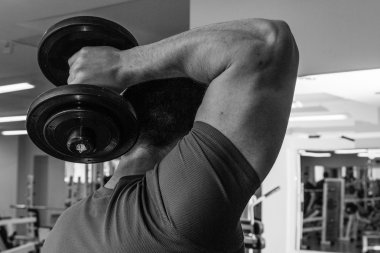 Halter alıştırmalar yapan erkek