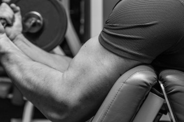 Halter alıştırmalar yapan erkek