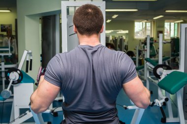 Spor salonundaki adam.