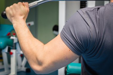 Spor salonundaki adam.